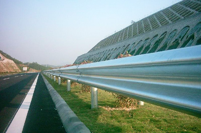 雙波(bo)鍍鋅波(bo)形護欄闆